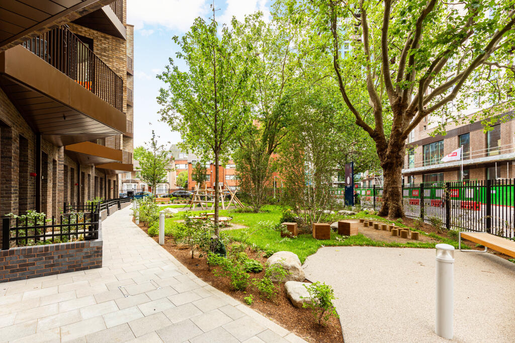 Crescent Gardens, Cherry Orchard Road, Croydon photo 4
