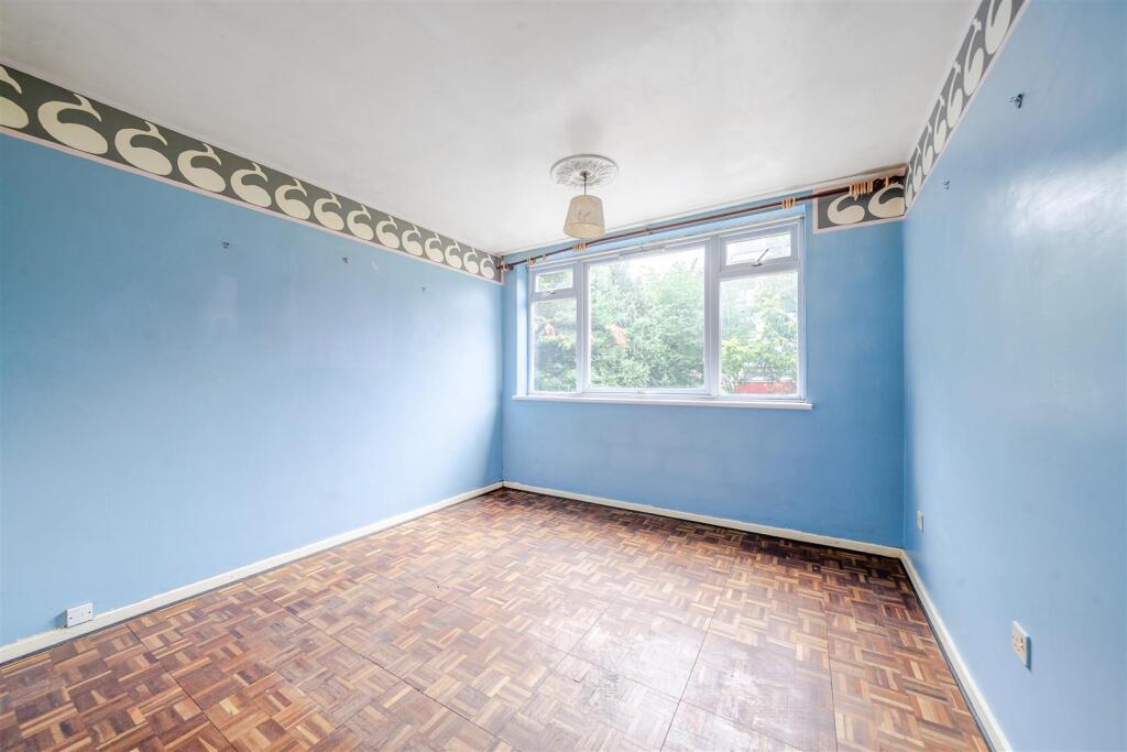 Apartment in London, Church End - View 3
