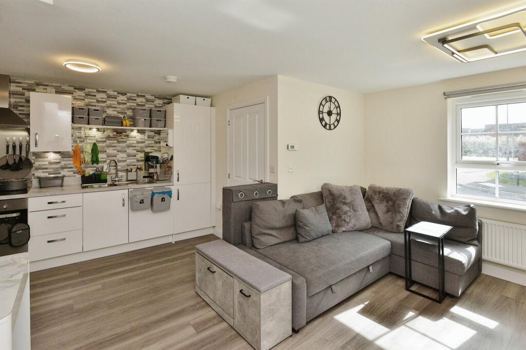 Saturn Avenue, Fairfields, Milton Keynes photo 4