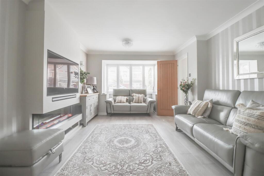 House in Basildon, Wickford - More