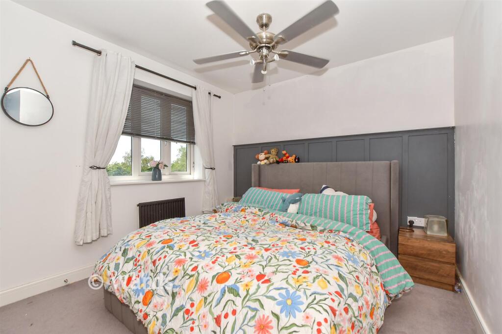 de Montfort Drive, Sellindge, Kent photo 4