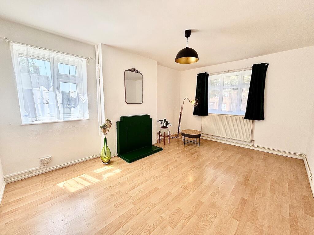 Rivenhall Gardens, South Woodford, E18 - View 3