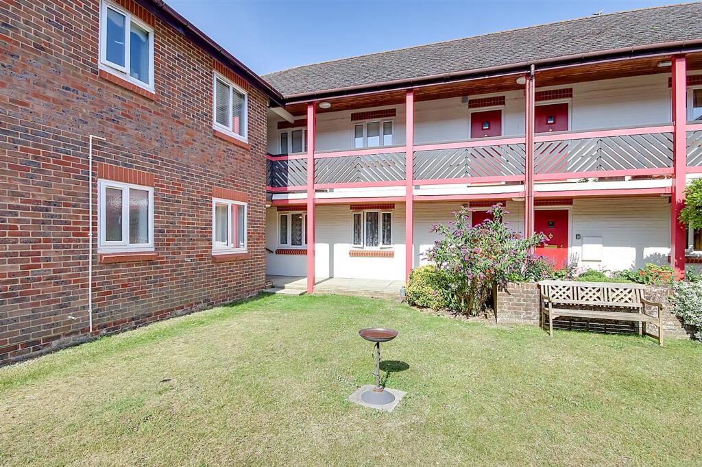 1-bed house on Carnegie Road, The Cloisters, BN14, £100,000