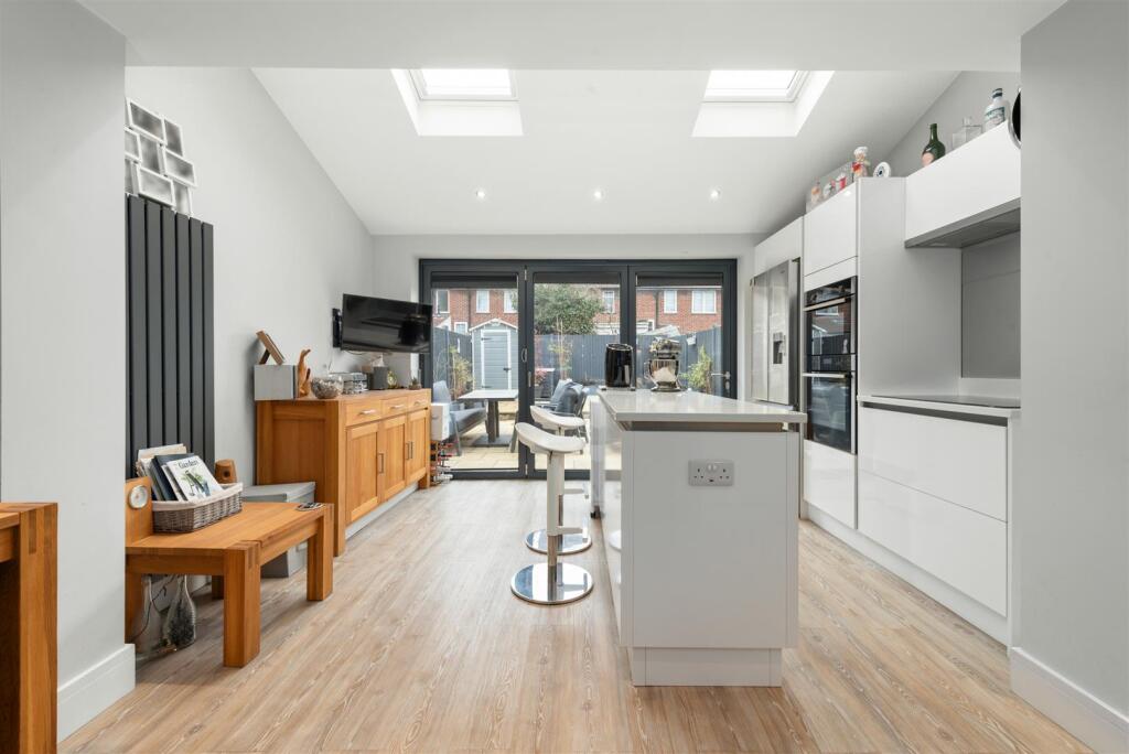 House in London, Morden - More