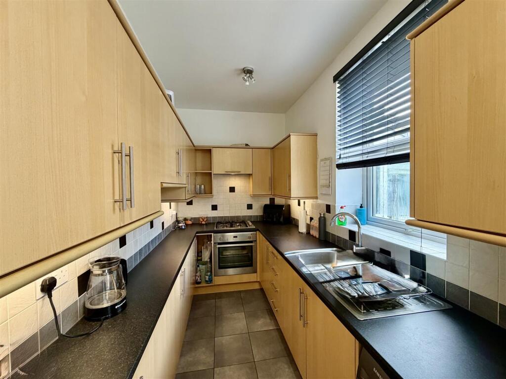 Royds View, Linthwaite, Huddersfield, HD7 5RY photo 2