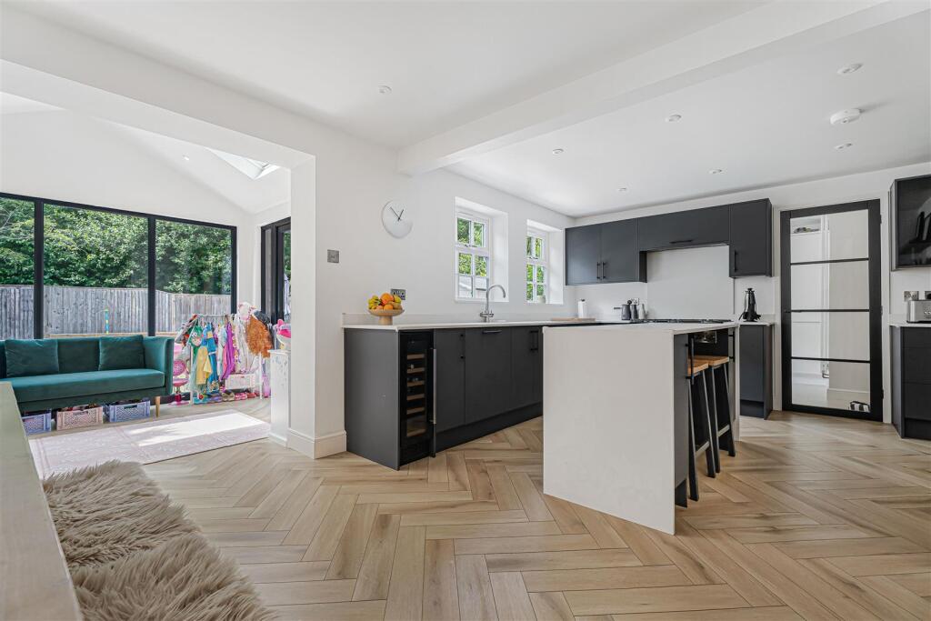 House in East Hertfordshire, Bishop's Gate, Bishop's Stortford - View 2