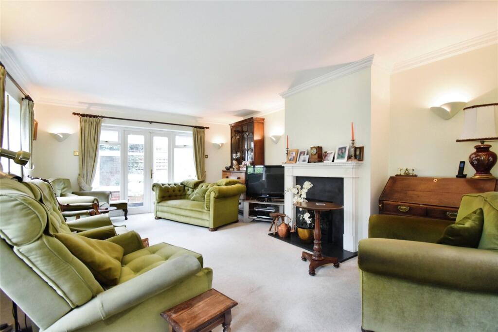 Bevan Court, Winslow photo 4