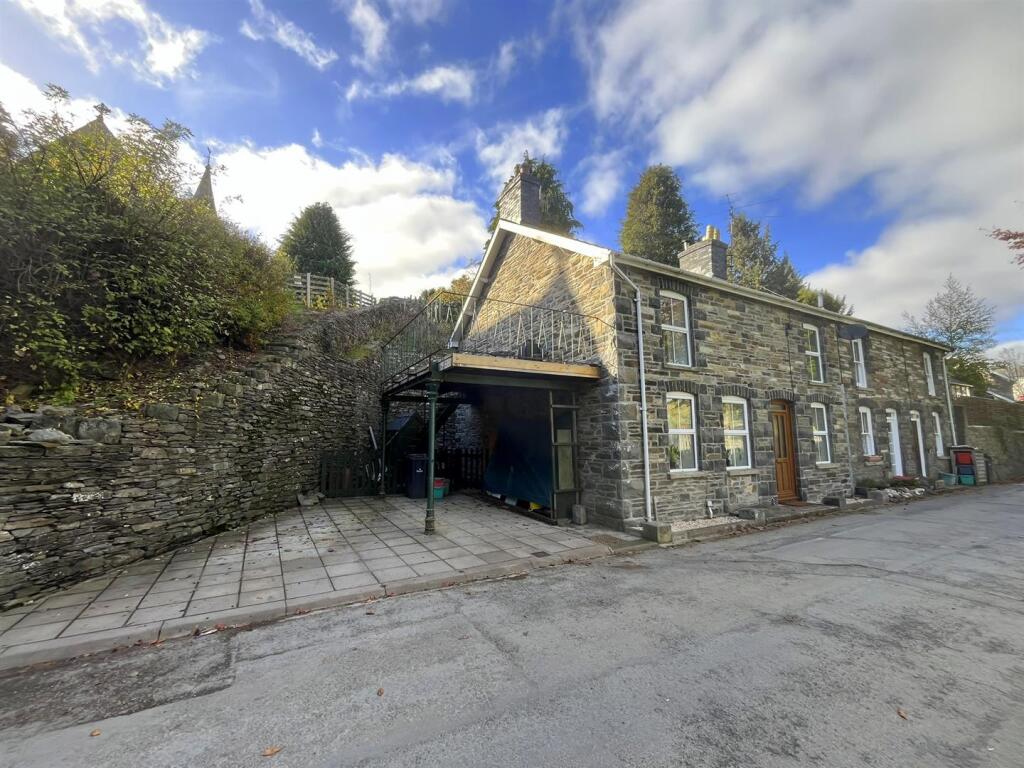 Main image of property: Triangle Cwmdauddwr