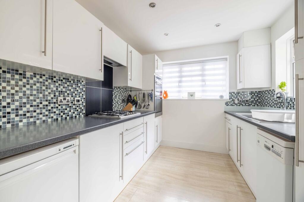 House in Farnham Common, Wexham Street, Stoke Poges - View 5