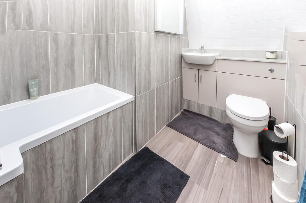 Apartment in Northampton - More
