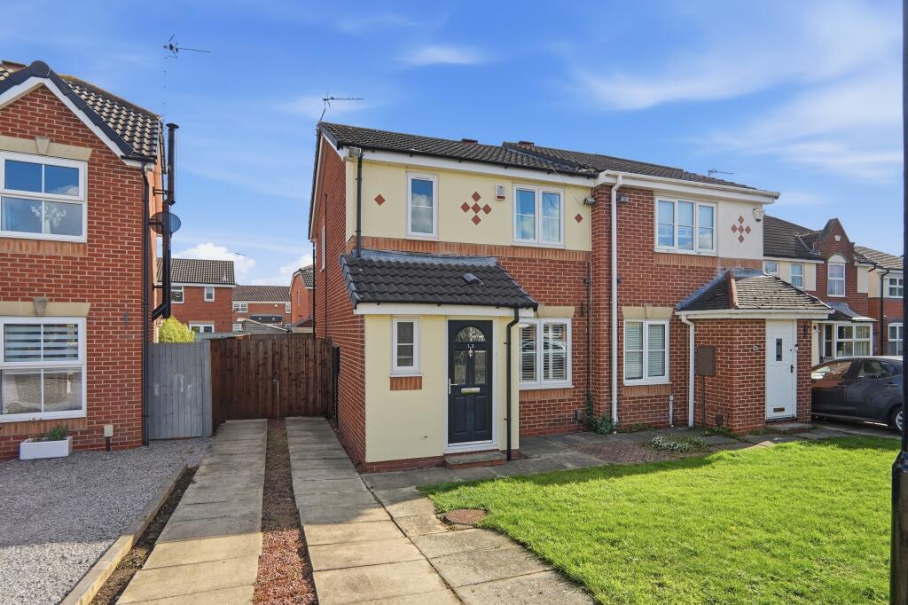 3-bed semi-detached on Wellesley Close, York, YO30, £295,000