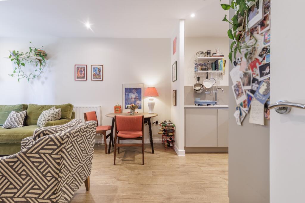 Apartment in London, Leyton - More