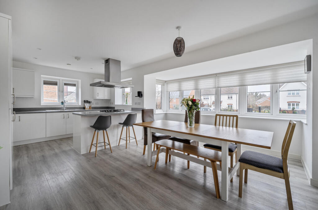 Appleby Crescent, Wokingham, Berkshire, RG40 photo 2