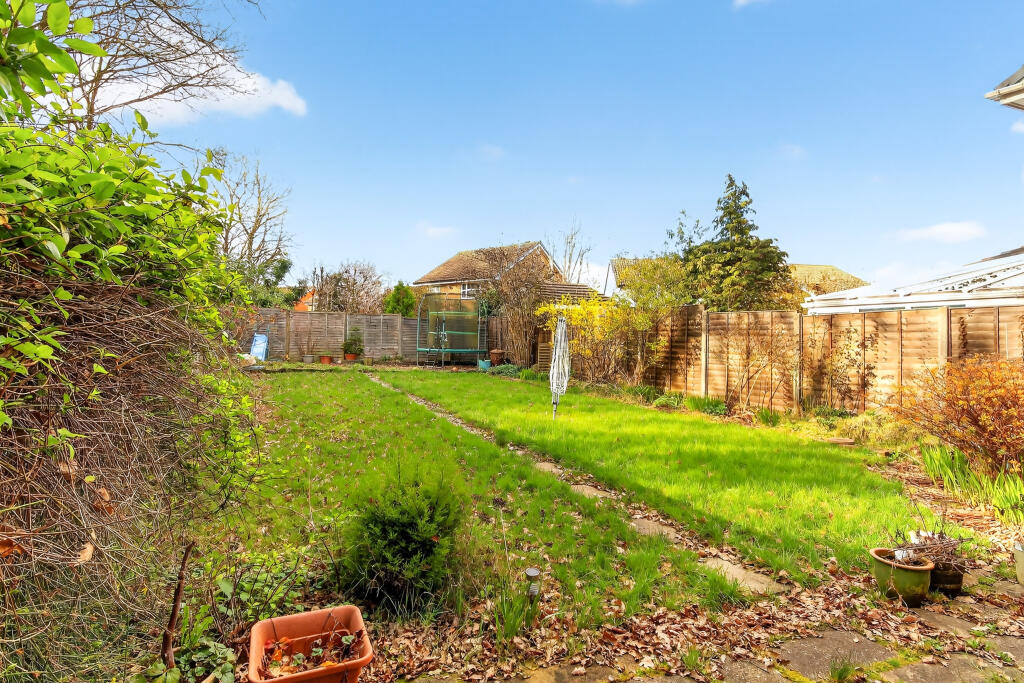 House in Wokingham, Emmbrook - More