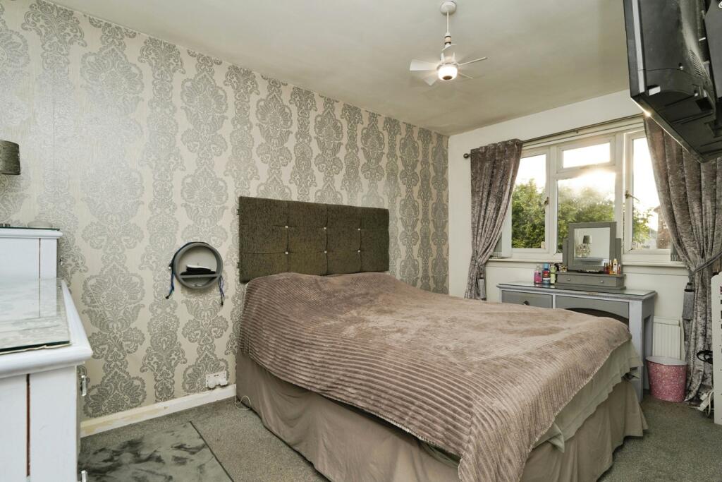 House in Gloucester, Gloucestershire - More