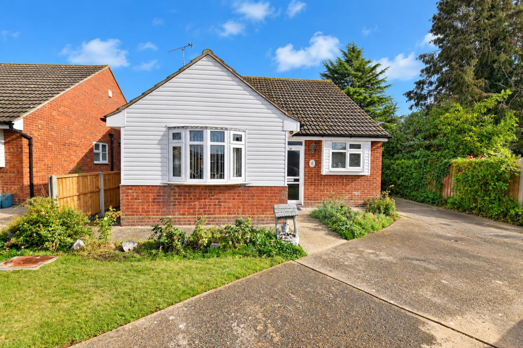 2-bed detached on Cambridge Gardens, Rochford, £360,000