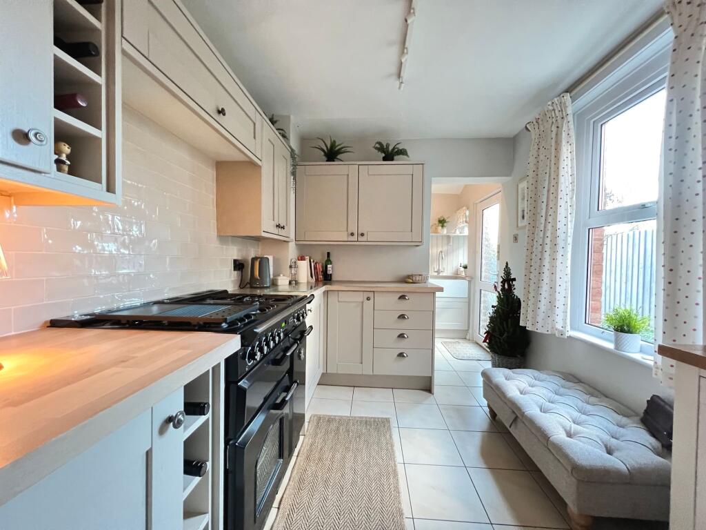 House in Gloucester, Linden - More
