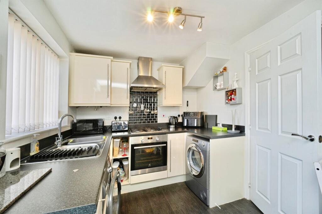 Royds Hall Drive, BRADFORD photo 4