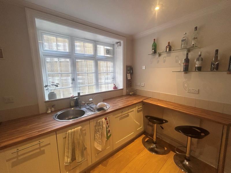 Apartment in Guildford, Surrey - View 3