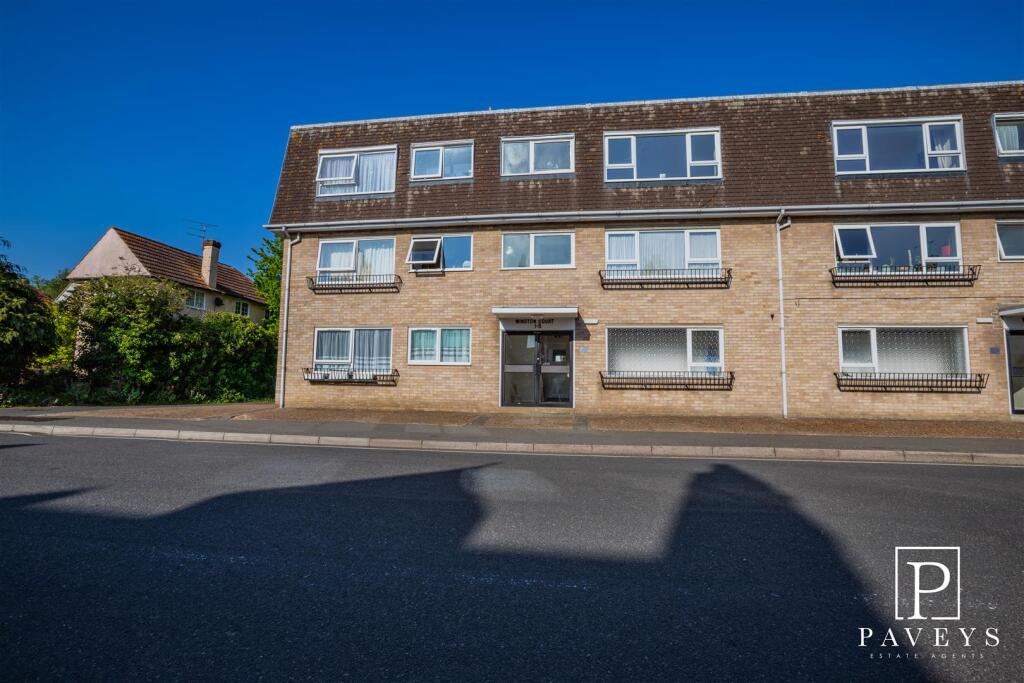 2-bed flat on Old Road, Frinton-On-Sea, £165,000