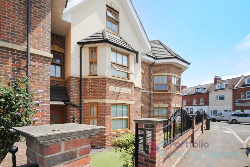 Main image of property: Modern And Stylish 2 Bedroom Flat, 5 Mins Walk From Train Station! - Holdenhurst Road.