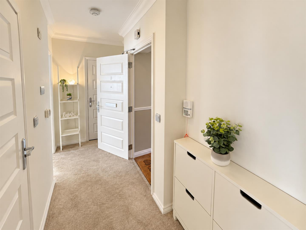 Apartment in London, Chingford Mount, Highams Park - View 2