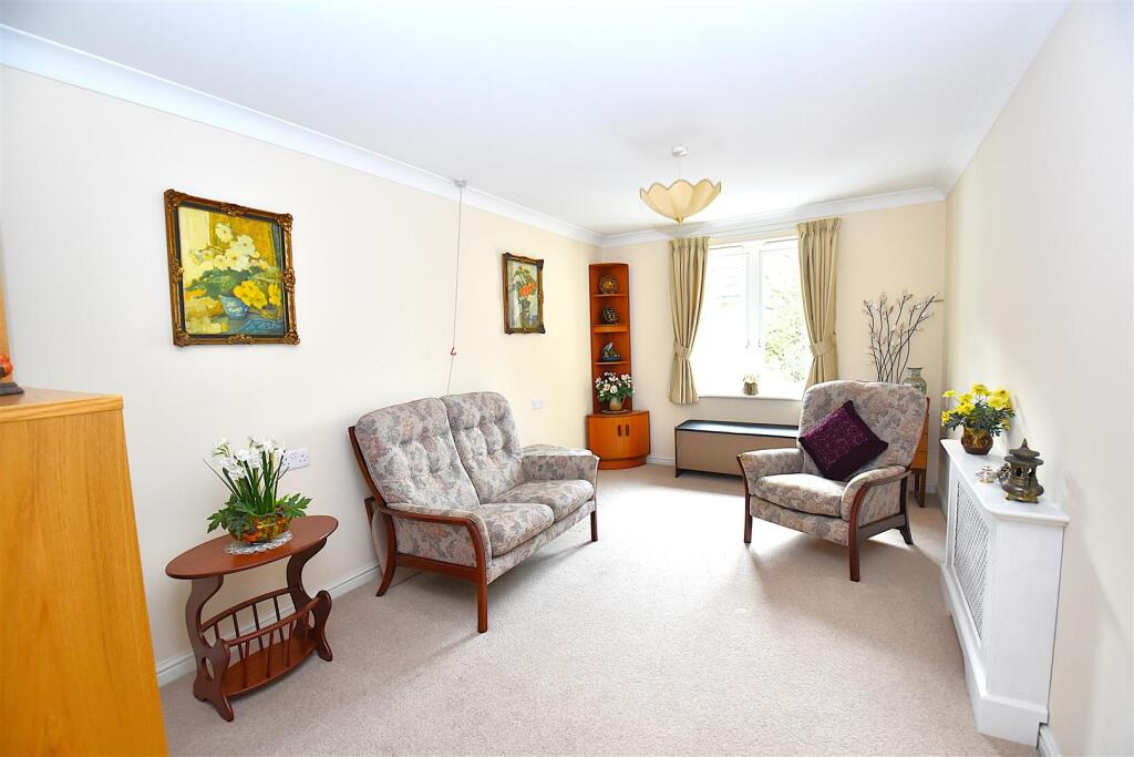 Apartment in Southend-on-Sea - More