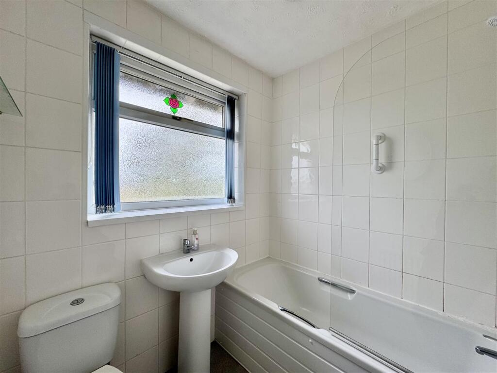 Moorside Road, Kirkheaton, Huddersfield, HD5 0LU photo 4