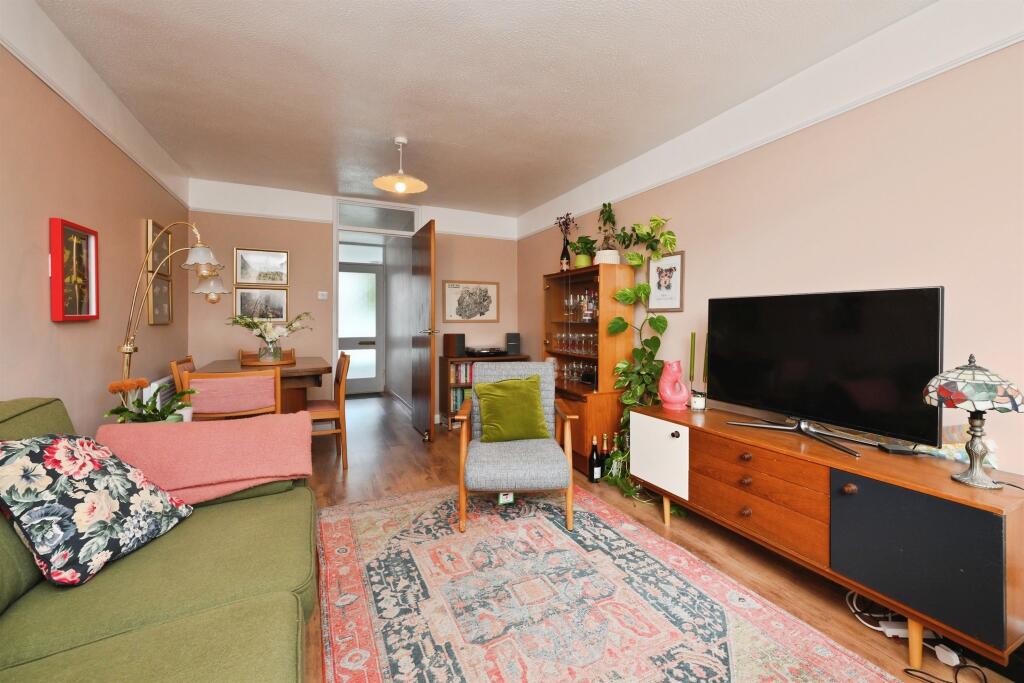 Apartment in East Hertfordshire, Ware - View 4