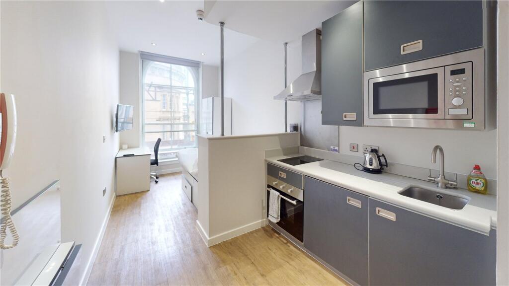Apartment in Bristol, The Triangle, Spike Island - View 2