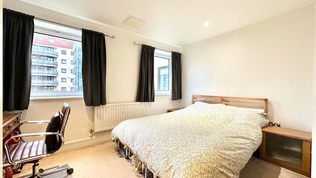 Wards Wharf Approach, London, E16 photo 4