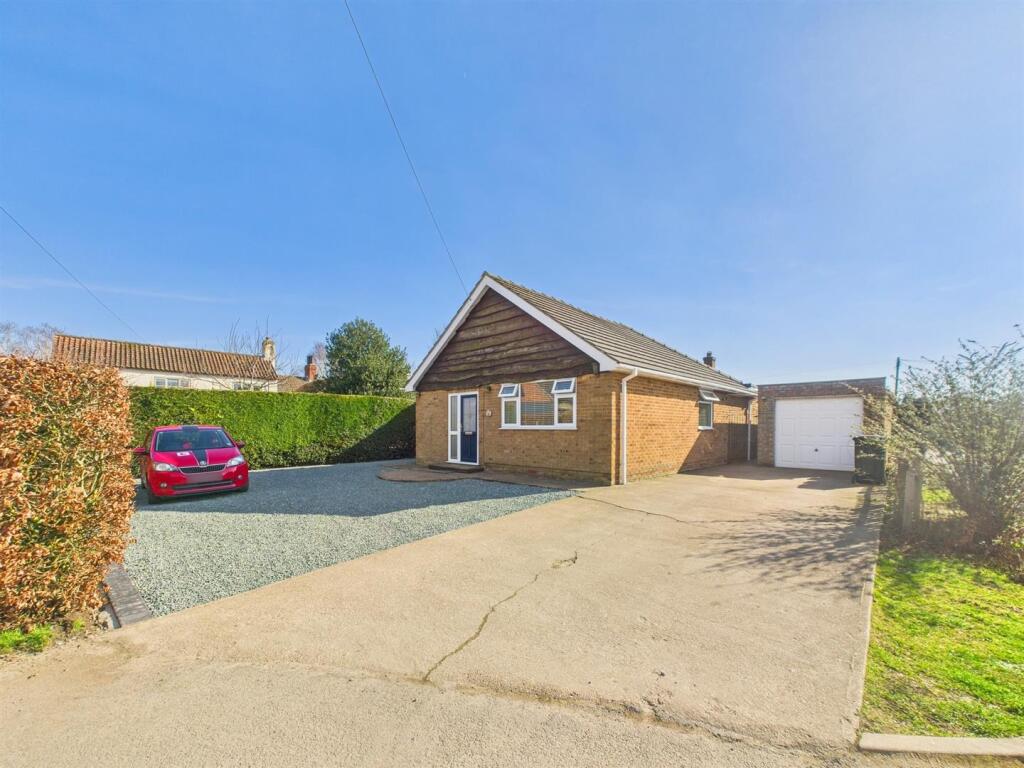 3-bed bungalow on Chapel Lane, Donington-On-Bain, £349,500