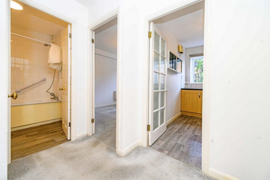 Apartment in Dacorum, Hertfordshire - View 4