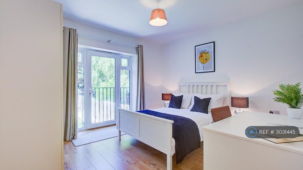 Apartment in Kingston upon Thames - View 5