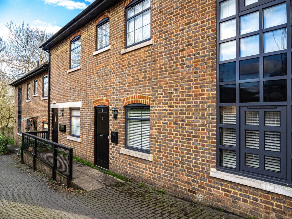 Main image of property: High Street, Kings Langley, WD4