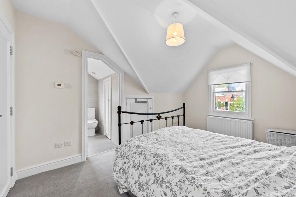 Apartment in Kingston upon Thames - More