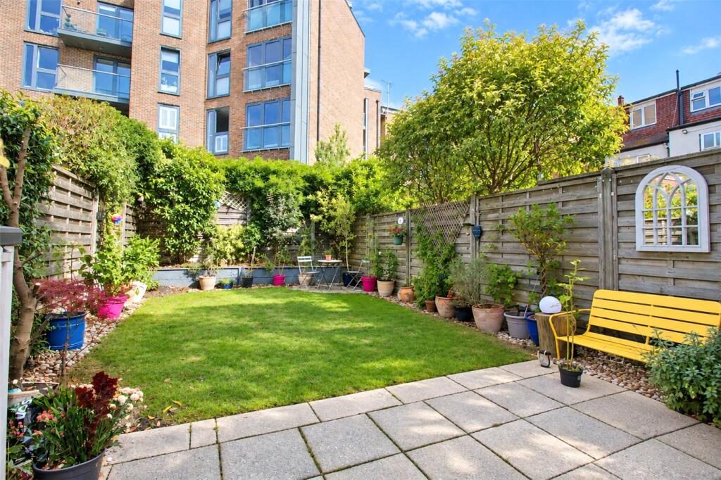 House in Southend-on-Sea, Leigh-on-Sea - More