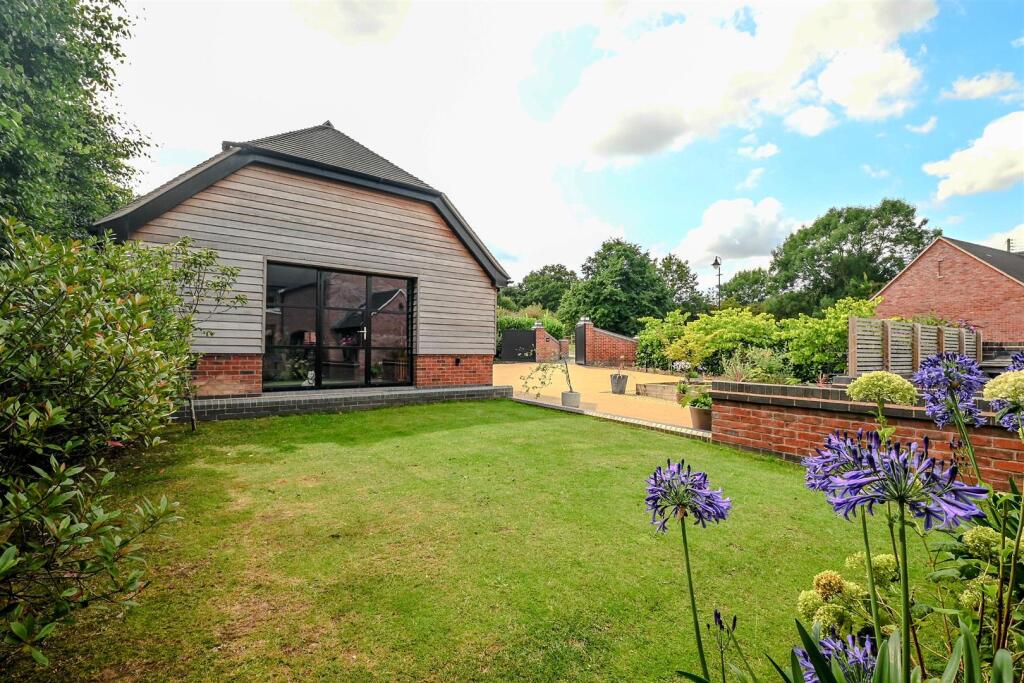 Mulberry House, Weaverlake Drive, Yoxall, DE13 photo 3