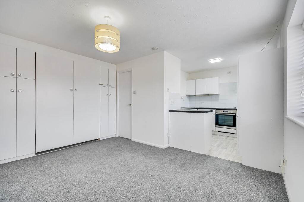 Studio flat on Burgess Field, Chelmer Village, Chelmsford, £120,000