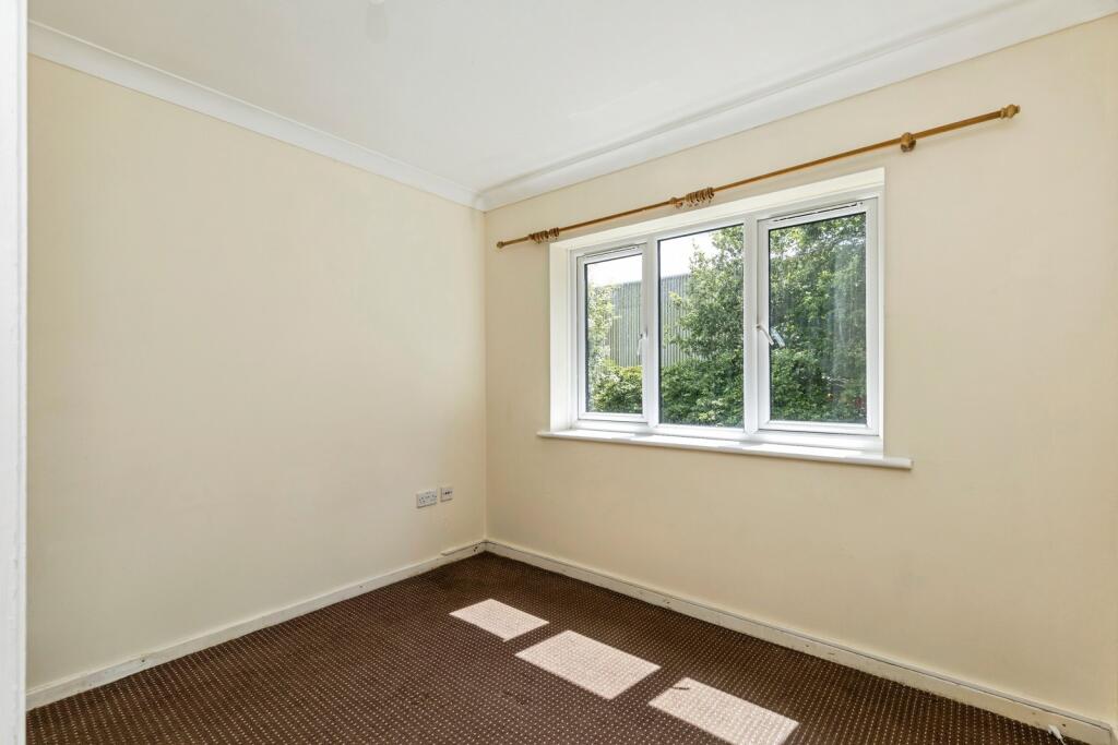 Apartment in Crawley, West Sussex - View 5