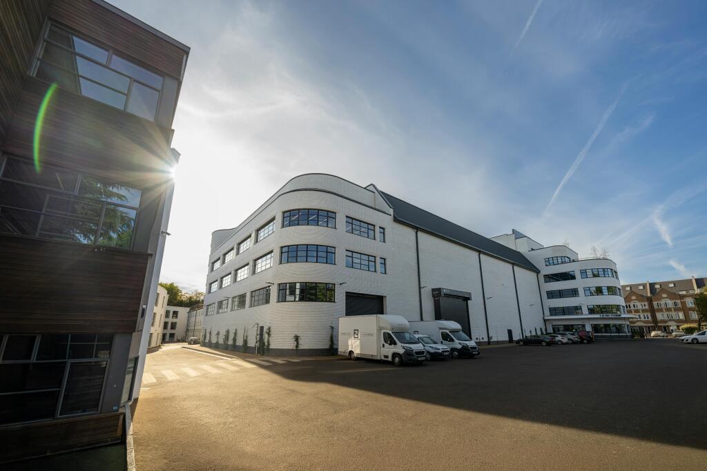 EALING_6994_I-BLOCK-EXT02.jpg