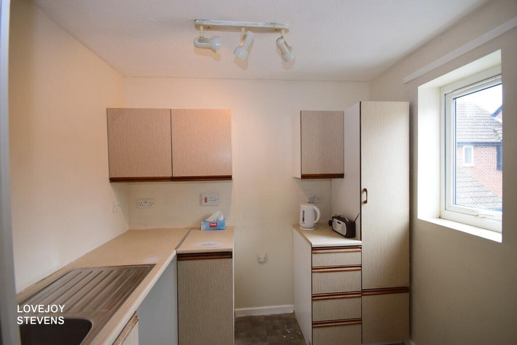 Eeklo Place, Newbury, RG14 photo 3