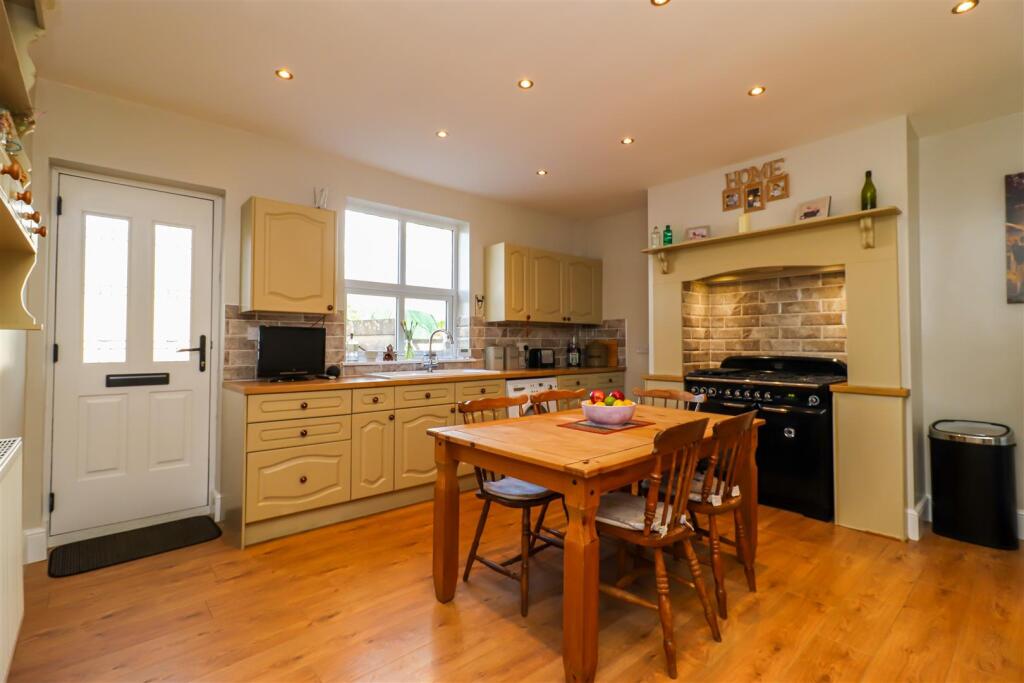 House in Wakefield, Lindale Park, Alverthorpe - View 2