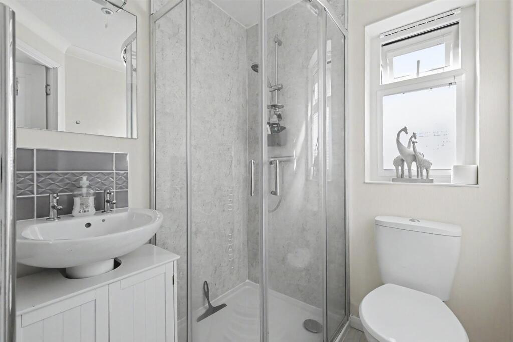 House in Rochford, Hullbridge - View 5