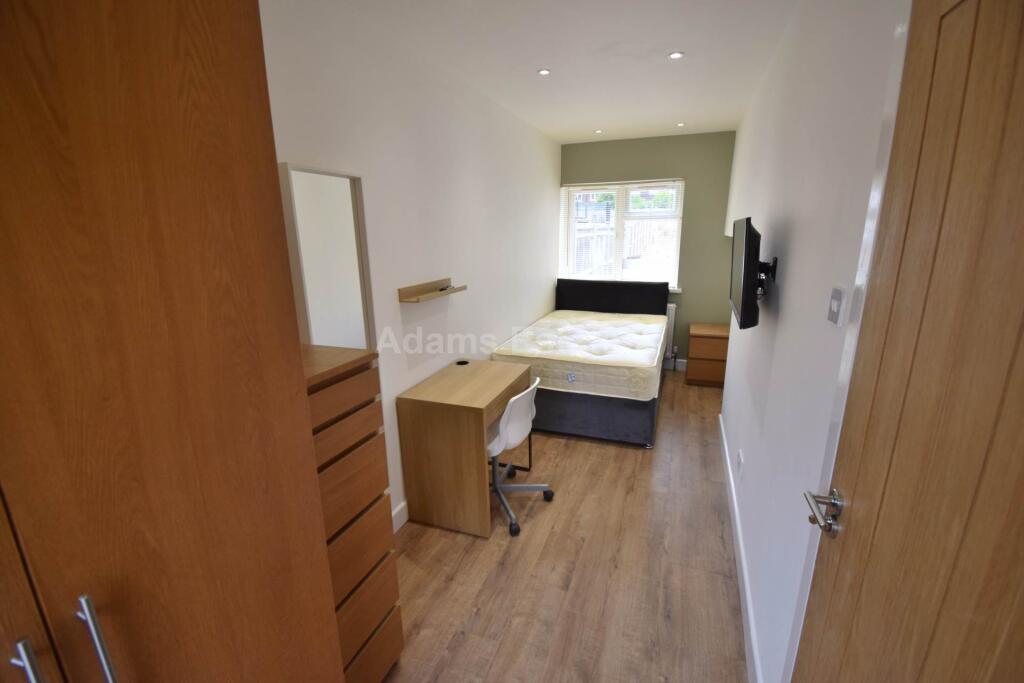 House in Reading, Whitley - More