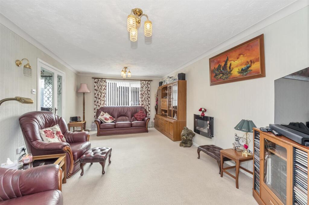Lark Valley Drive, Fornham St. Martin, Bury St. Edmunds photo 2