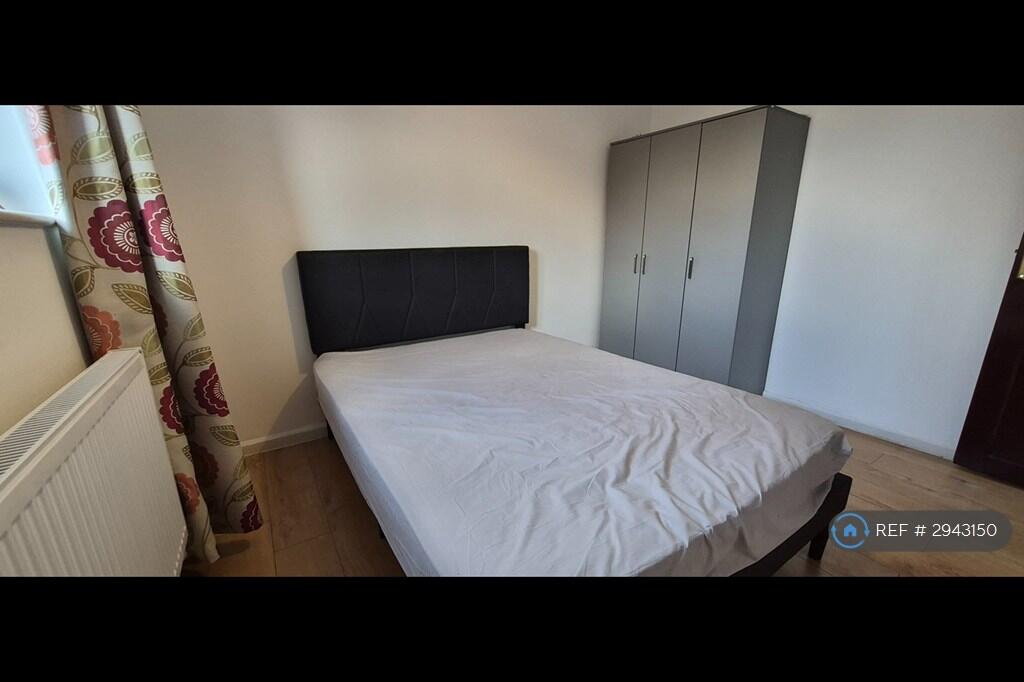 Apartment in Southall - View 3