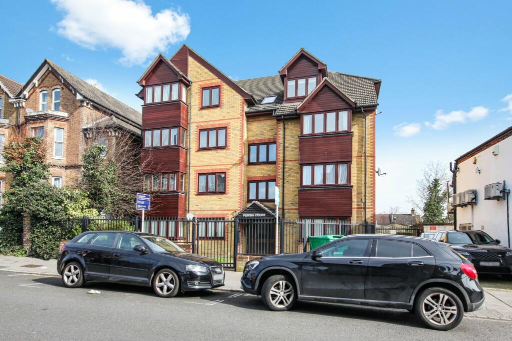 1-bed flat on Oliver Grove, South Norwood, London, SE25, £295,000