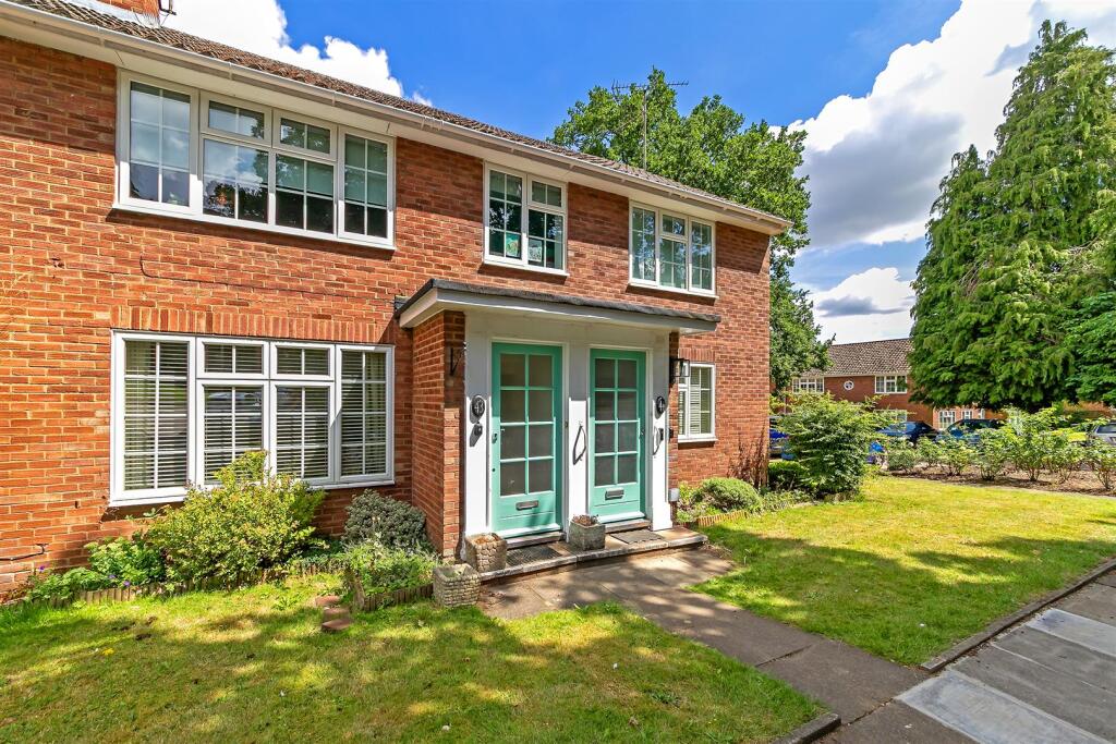 3-bed flat on Westminster Court, St Albans, £475,000