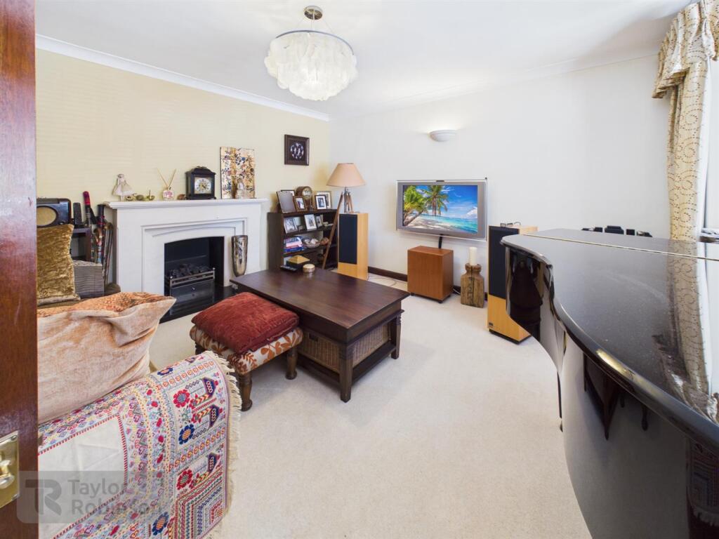 House in Crawley, Worth - View 2